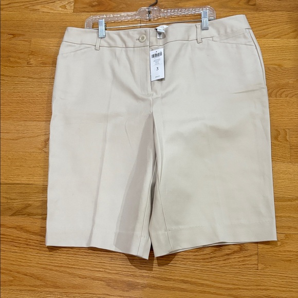 Chico’s Smooth Stretch Beige Bermuda Knee-Length Shorts Sz 3/XL - Picture 2 of 9